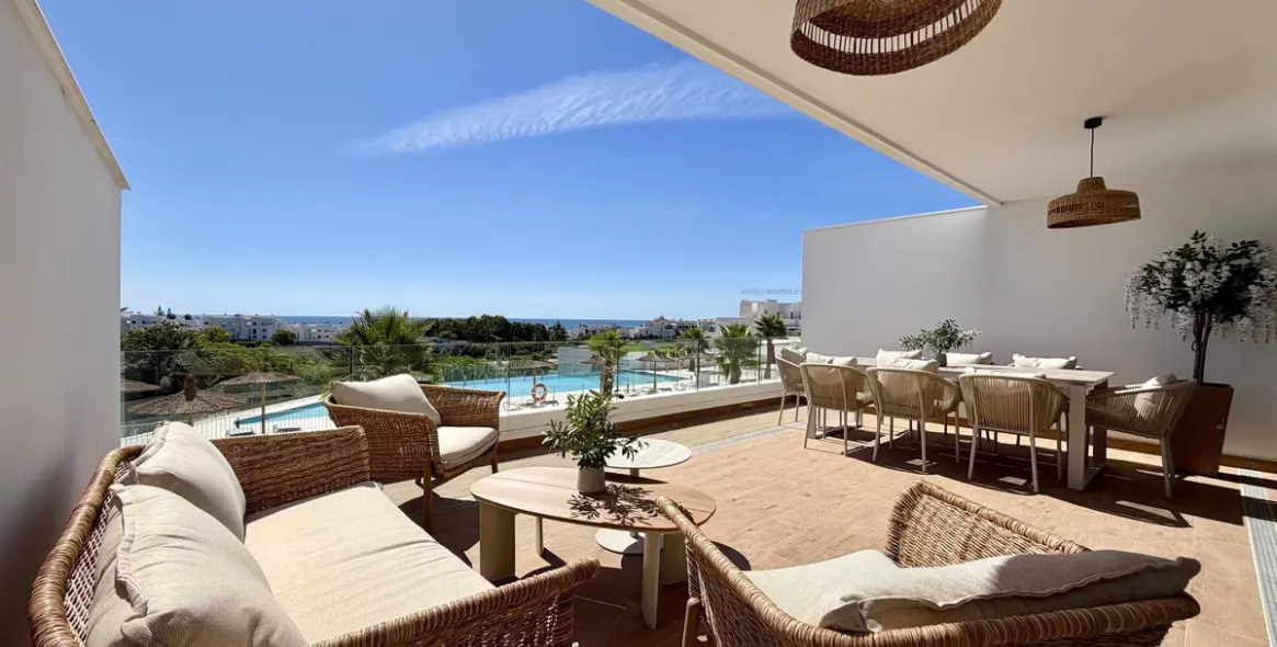 Short-term rent of middle floor apartment in Estepona 2
