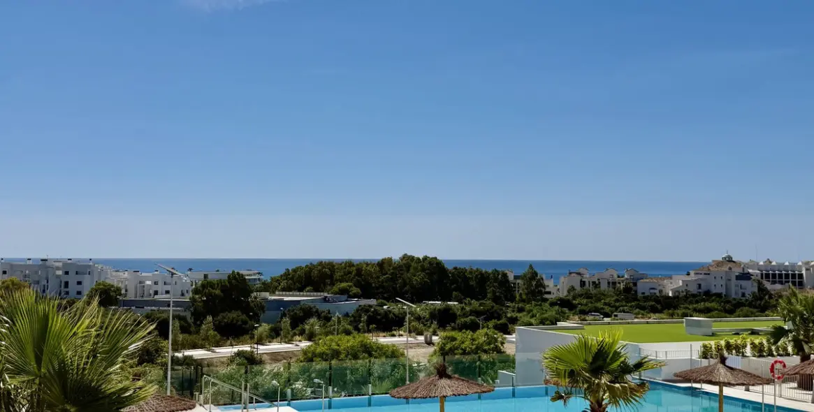 Short-term rent of middle floor apartment in Estepona 6
