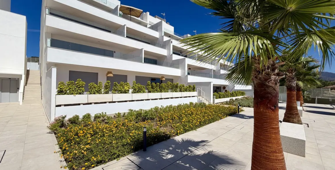 Short-term rent of middle floor apartment in Estepona 26