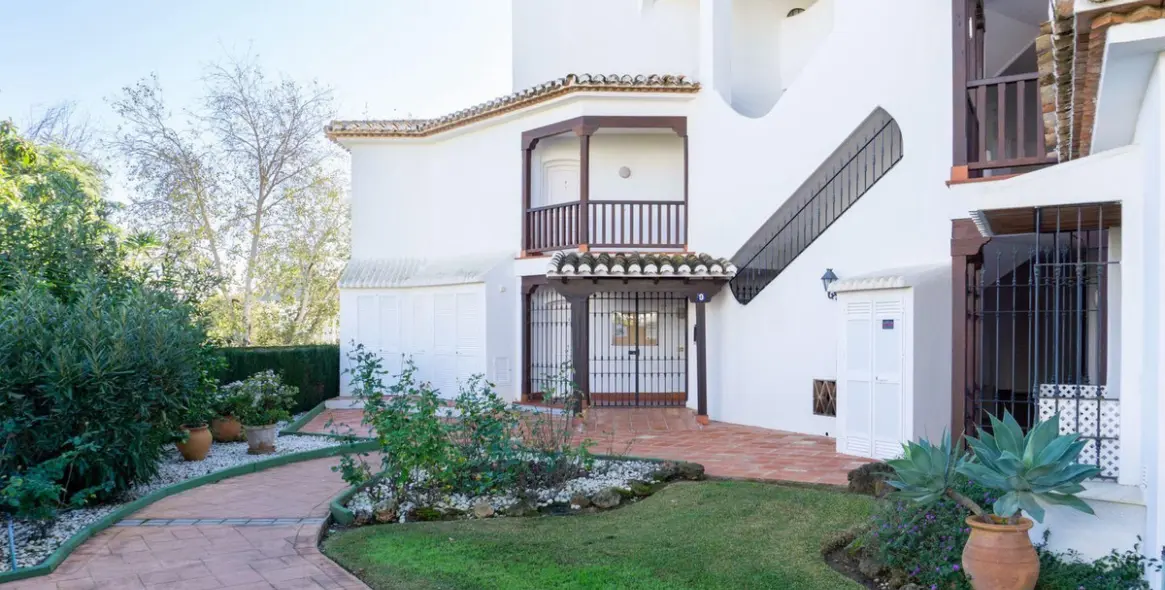 Продажа апартаментов на среднем этаже в Elviria 25
