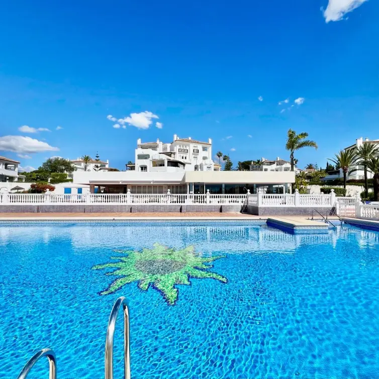 Sale of middle floor apartment in Elviria