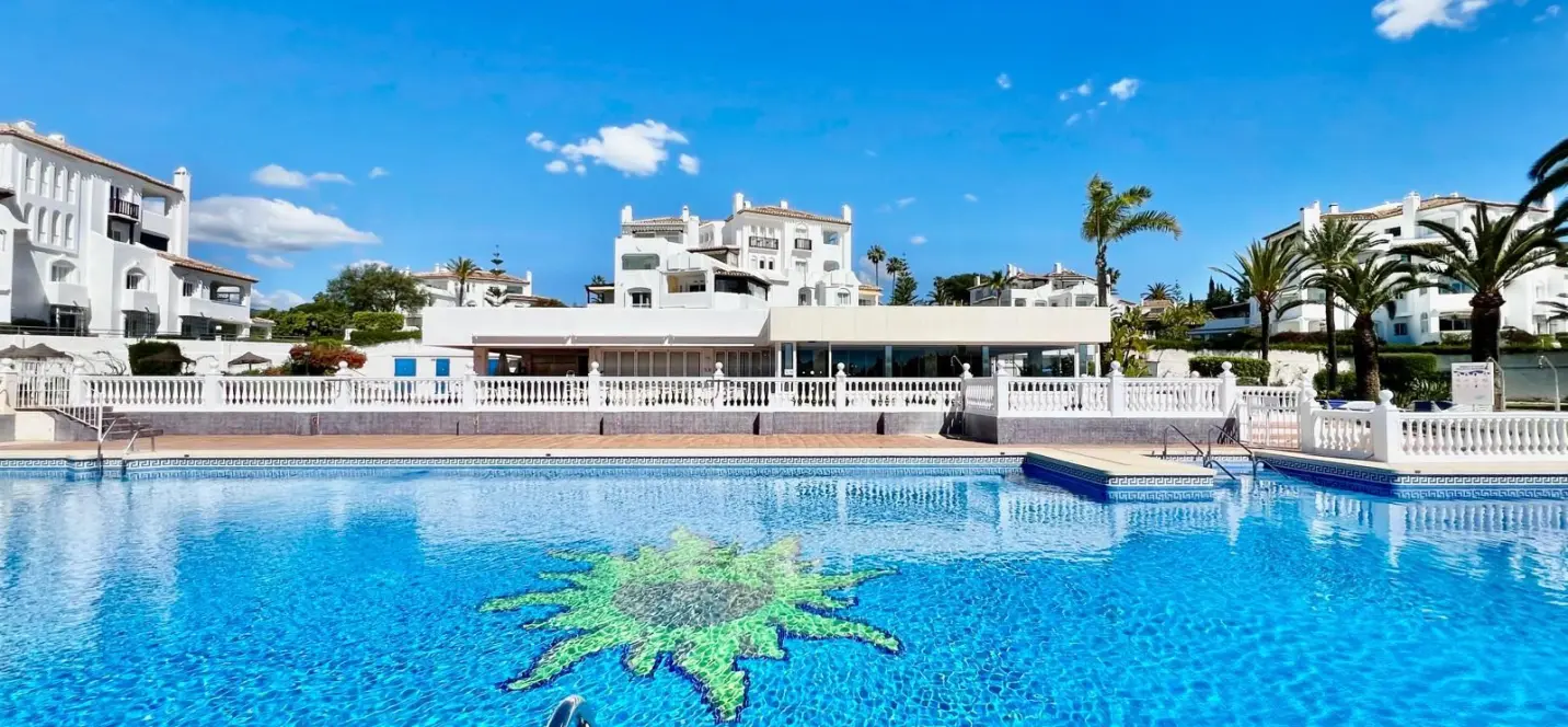 Sale of middle floor apartment in Elviria 0