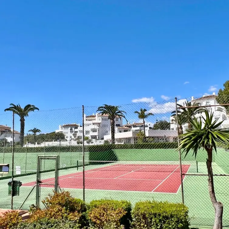 Sale of middle floor apartment in Elviria