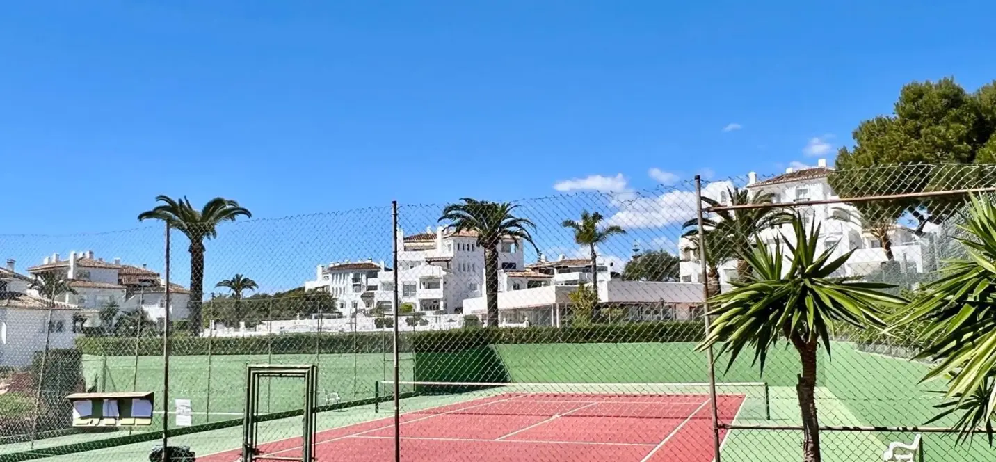 Sale of middle floor apartment in Elviria 1