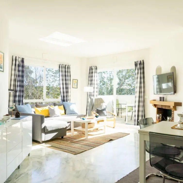 Sale of middle floor apartment in Elviria