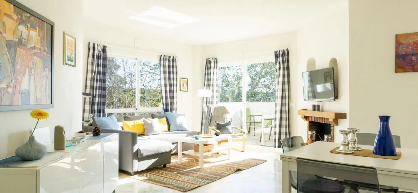 Sale of middle floor apartment in Elviria 2