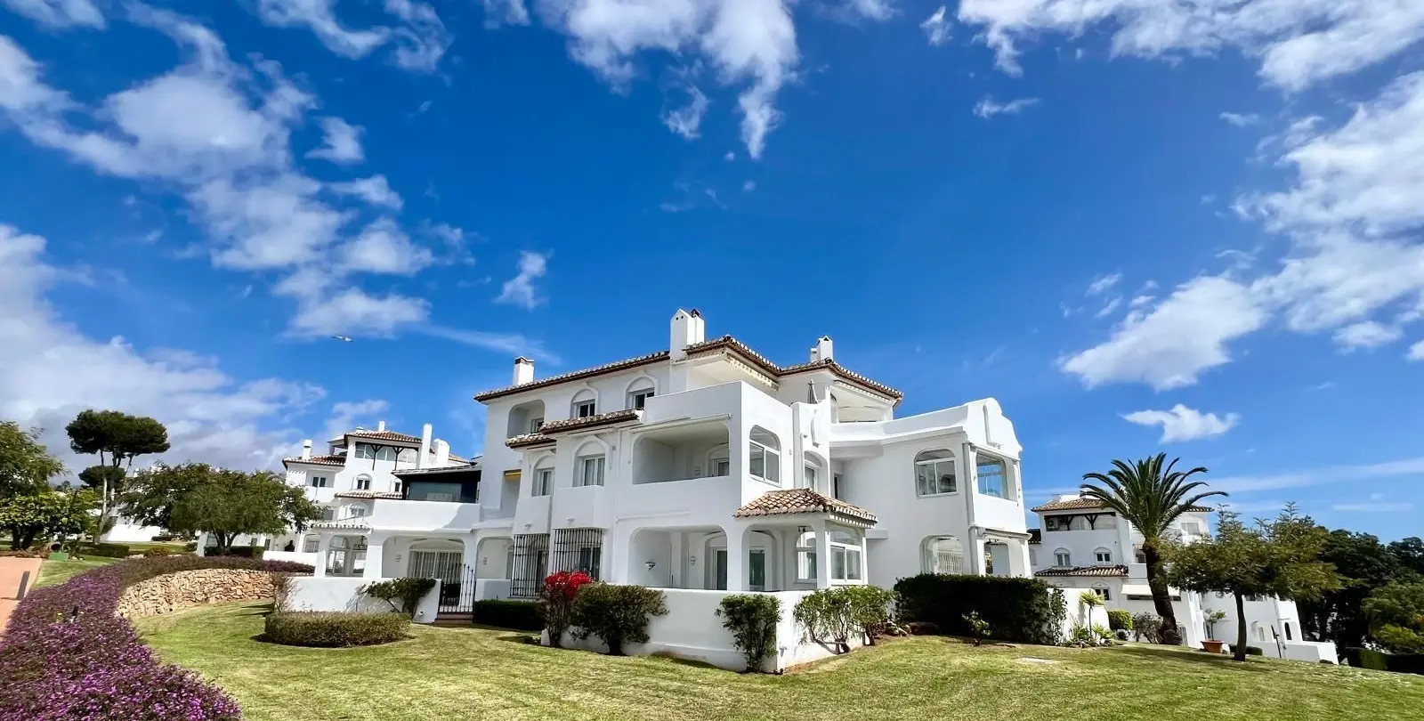 Продажа апартаментов на среднем этаже в Elviria 26