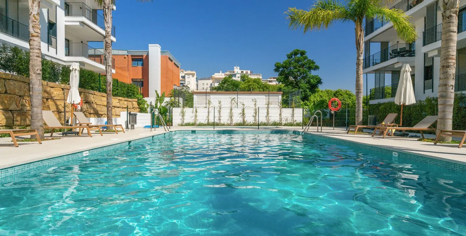 Sale of middle floor apartment in Estepona 1