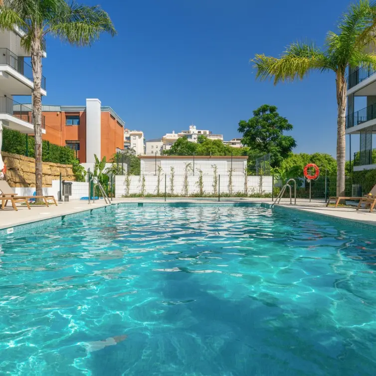 Sale of middle floor apartment in Estepona