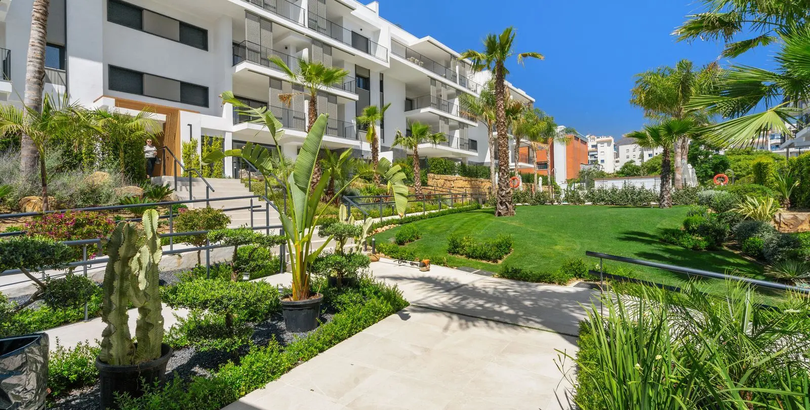 Sale of middle floor apartment in Estepona 2