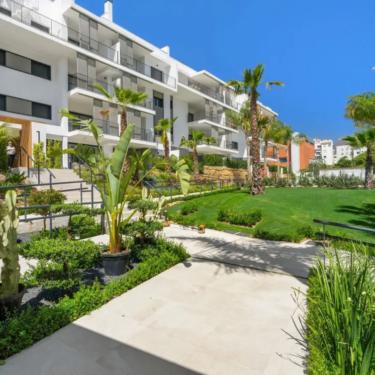 Sale of middle floor apartment in Estepona