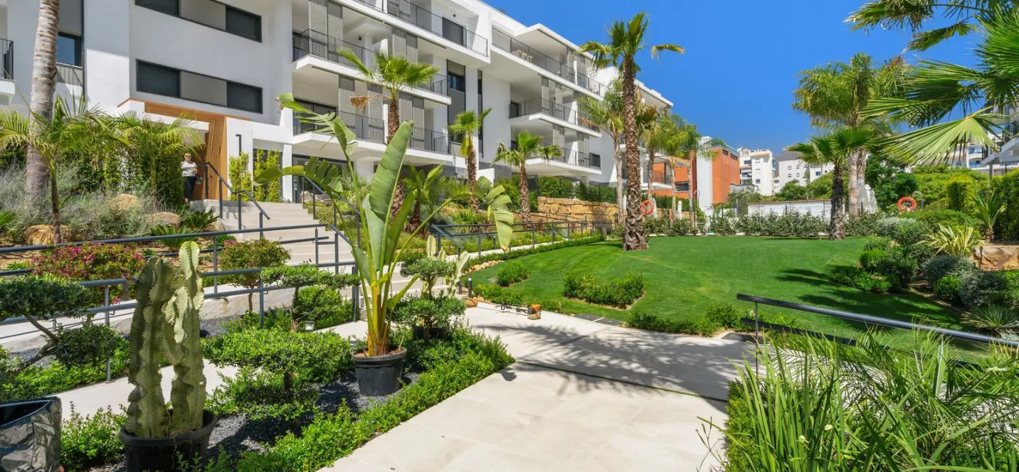 Sale of middle floor apartment in Estepona 1