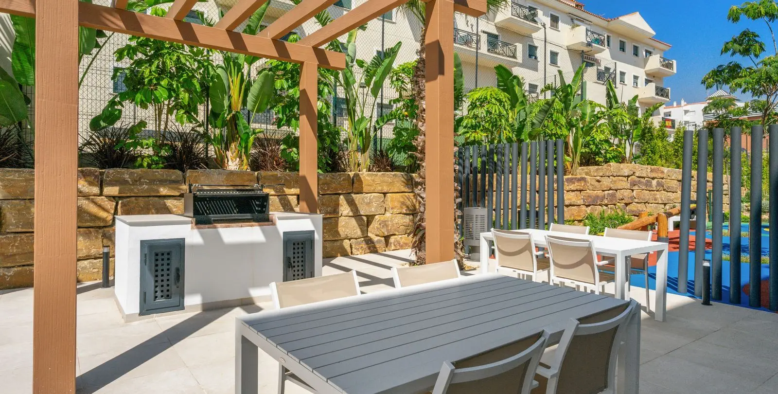 Sale of middle floor apartment in Estepona 3