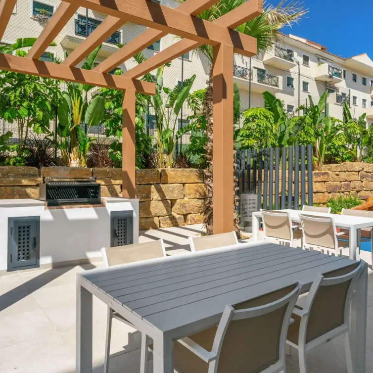 Sale of middle floor apartment in Estepona
