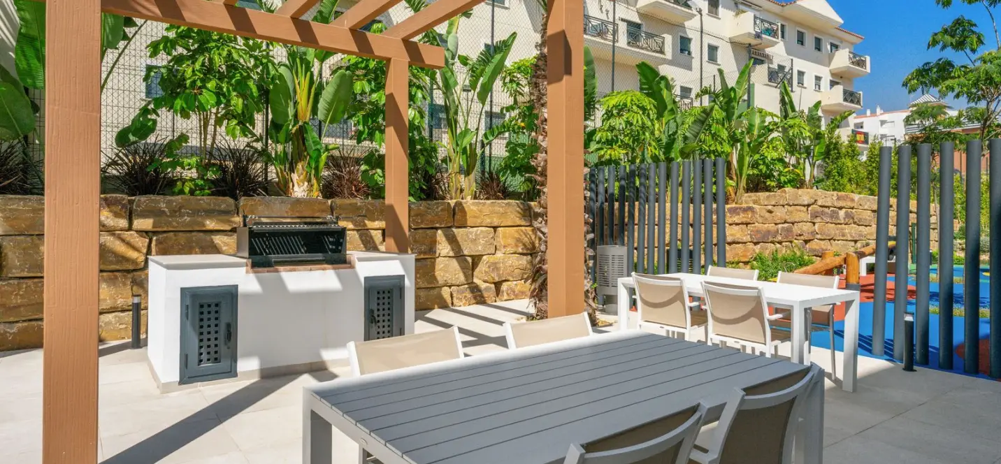 Sale of middle floor apartment in Estepona 2