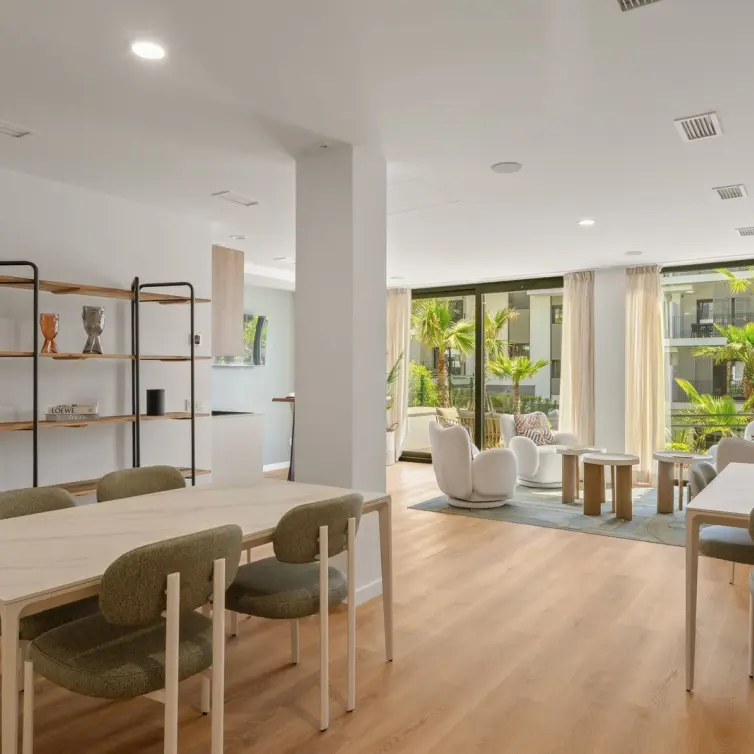 Sale of middle floor apartment in Estepona
