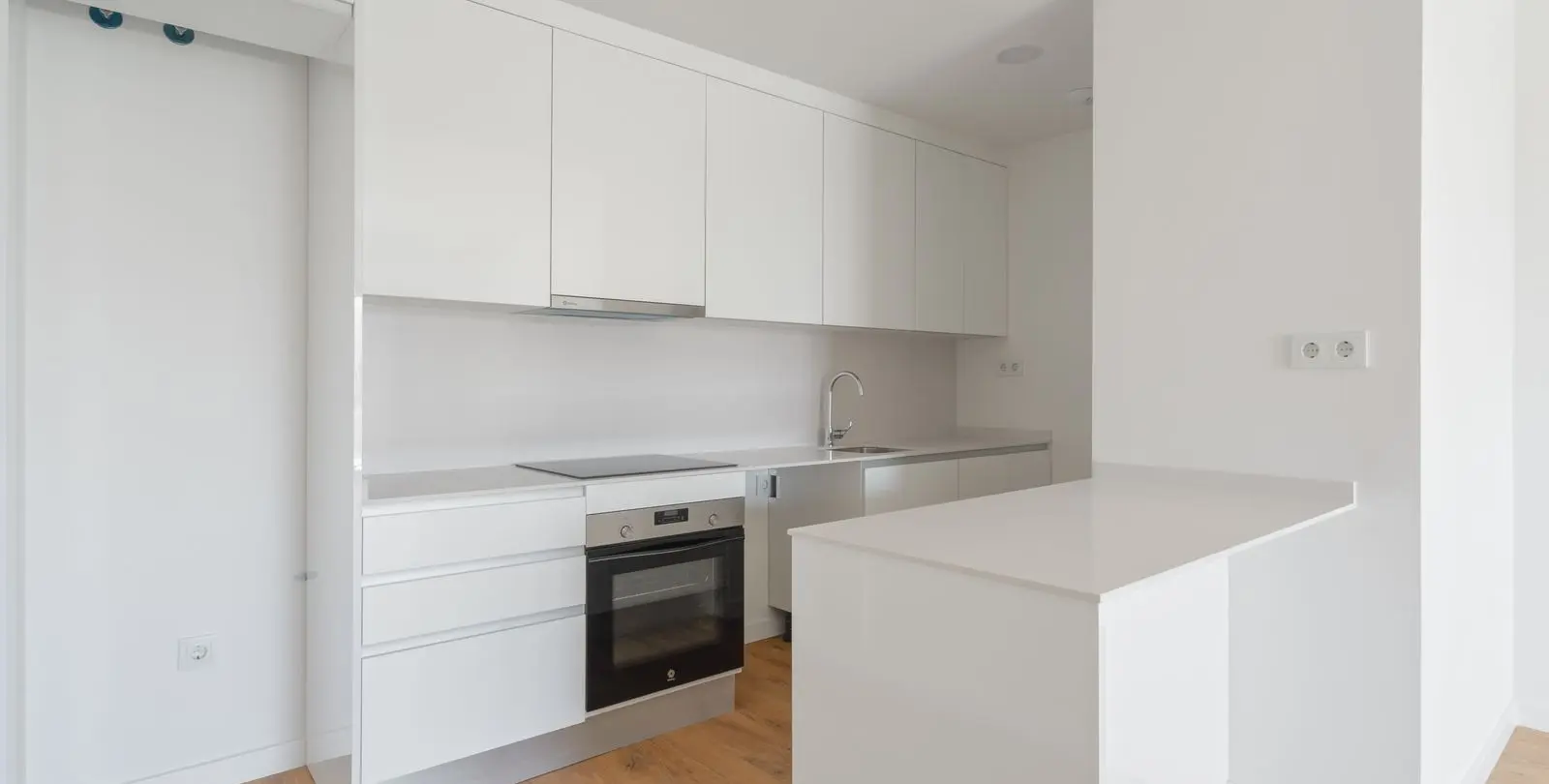 Sale of middle floor apartment in Estepona 10