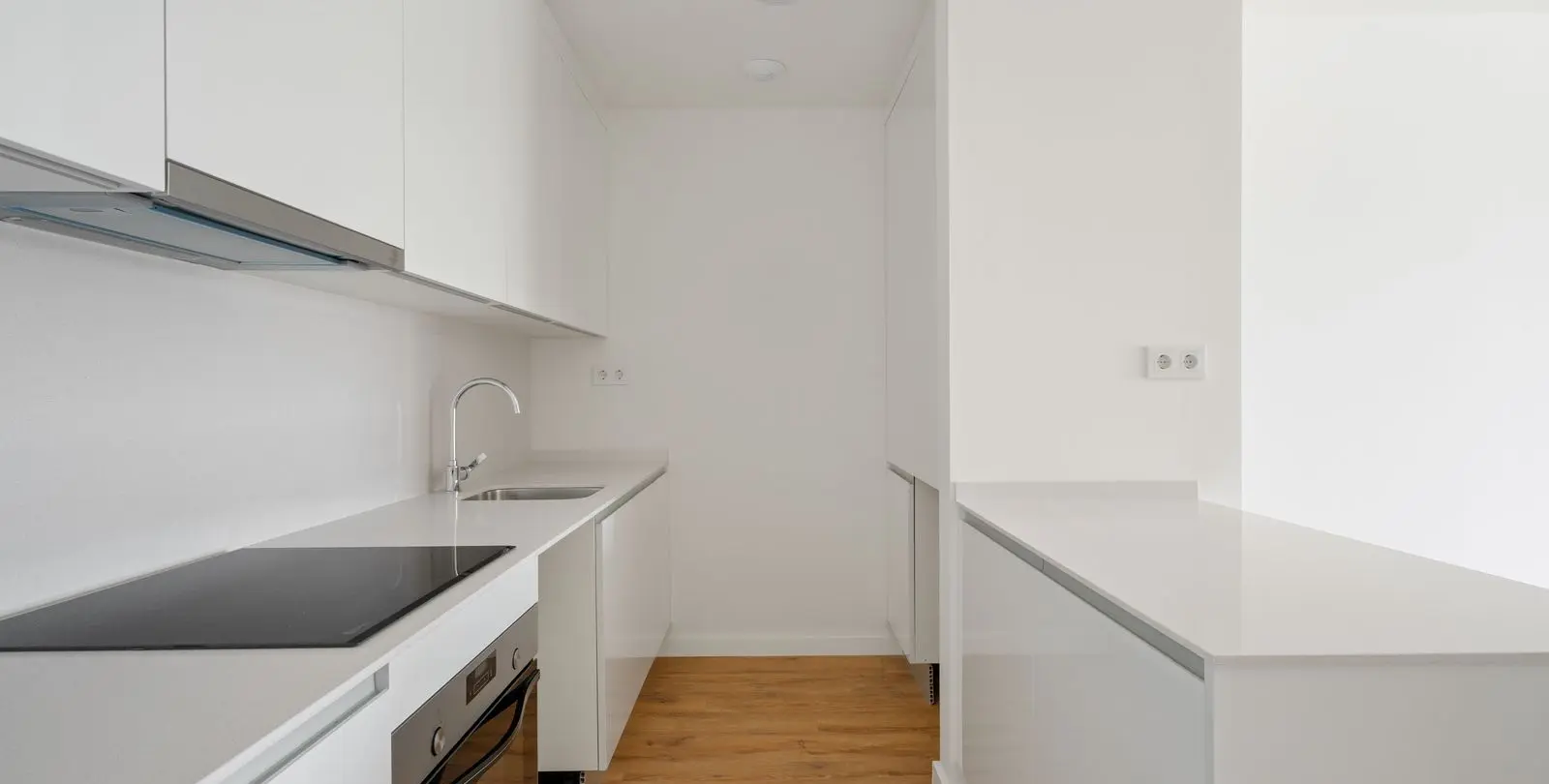 Sale of middle floor apartment in Estepona 11