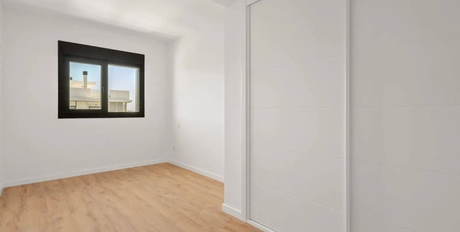 Sale of middle floor apartment in Estepona 16