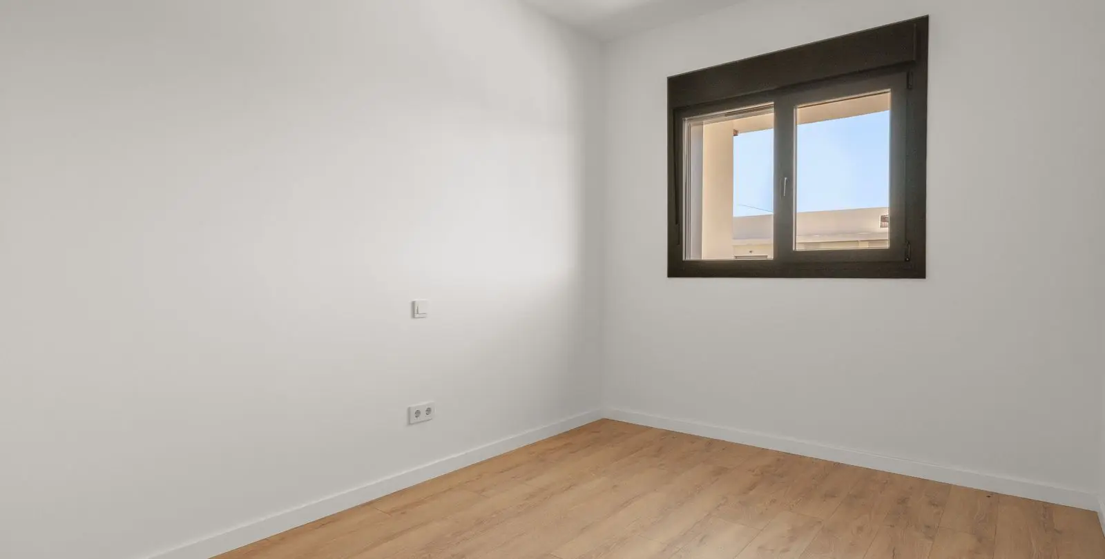 Sale of middle floor apartment in Estepona 19