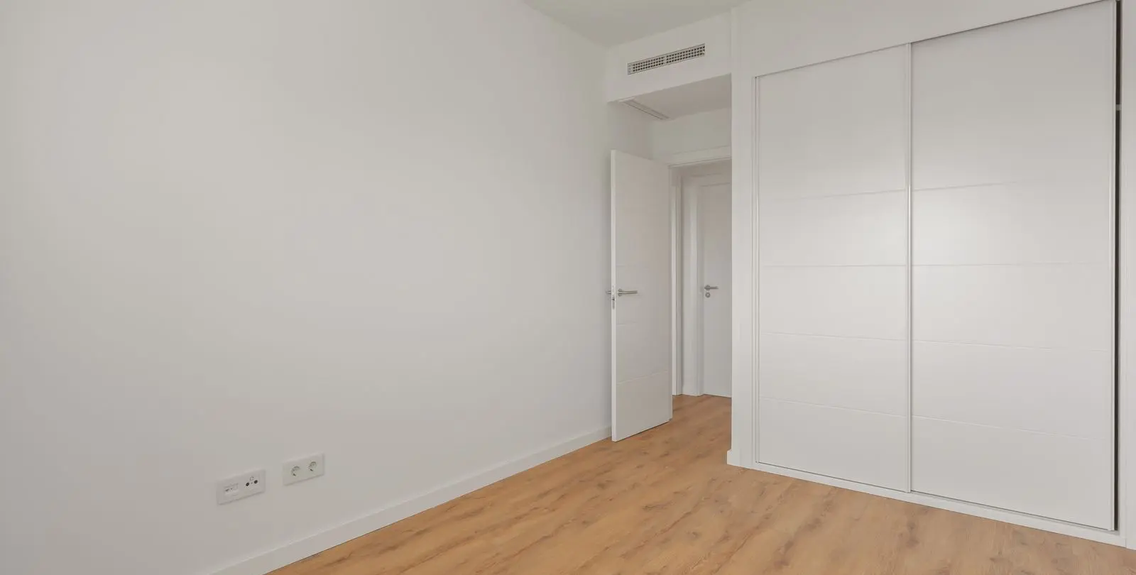 Sale of middle floor apartment in Estepona 20