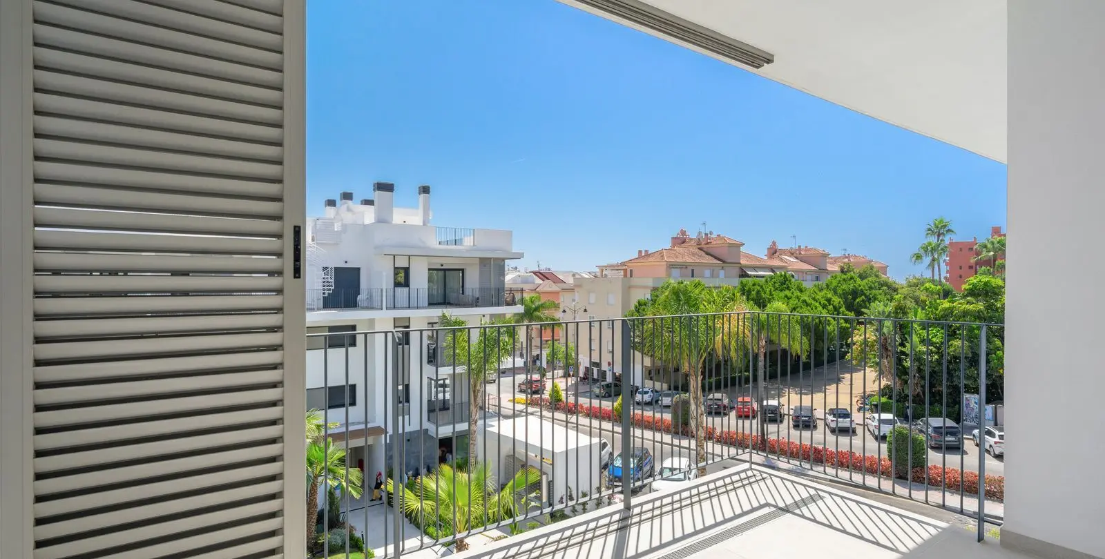 Sale of middle floor apartment in Estepona 21
