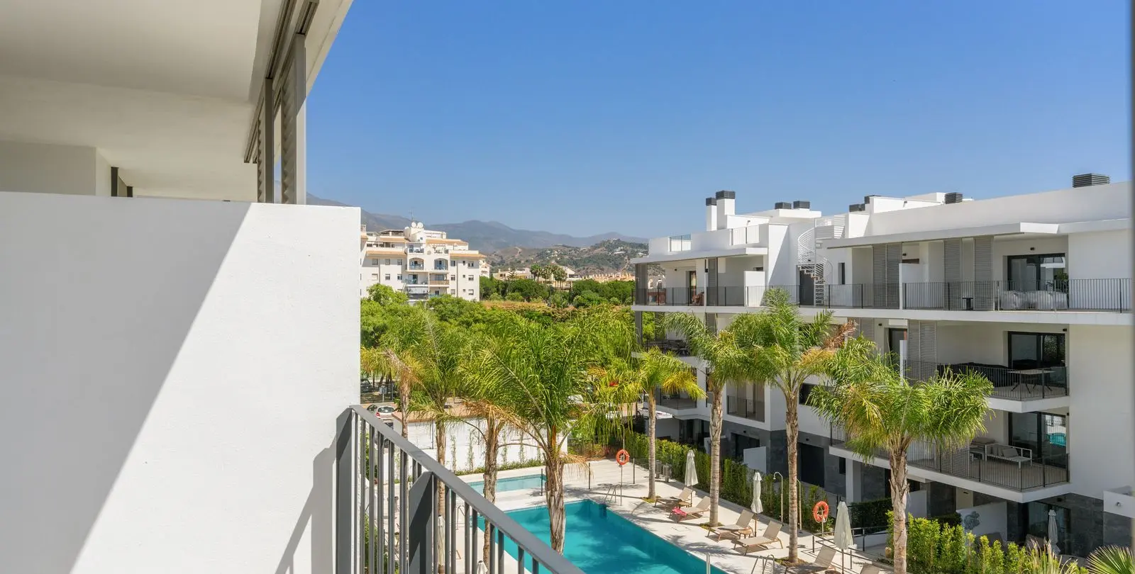 Sale of middle floor apartment in Estepona 23