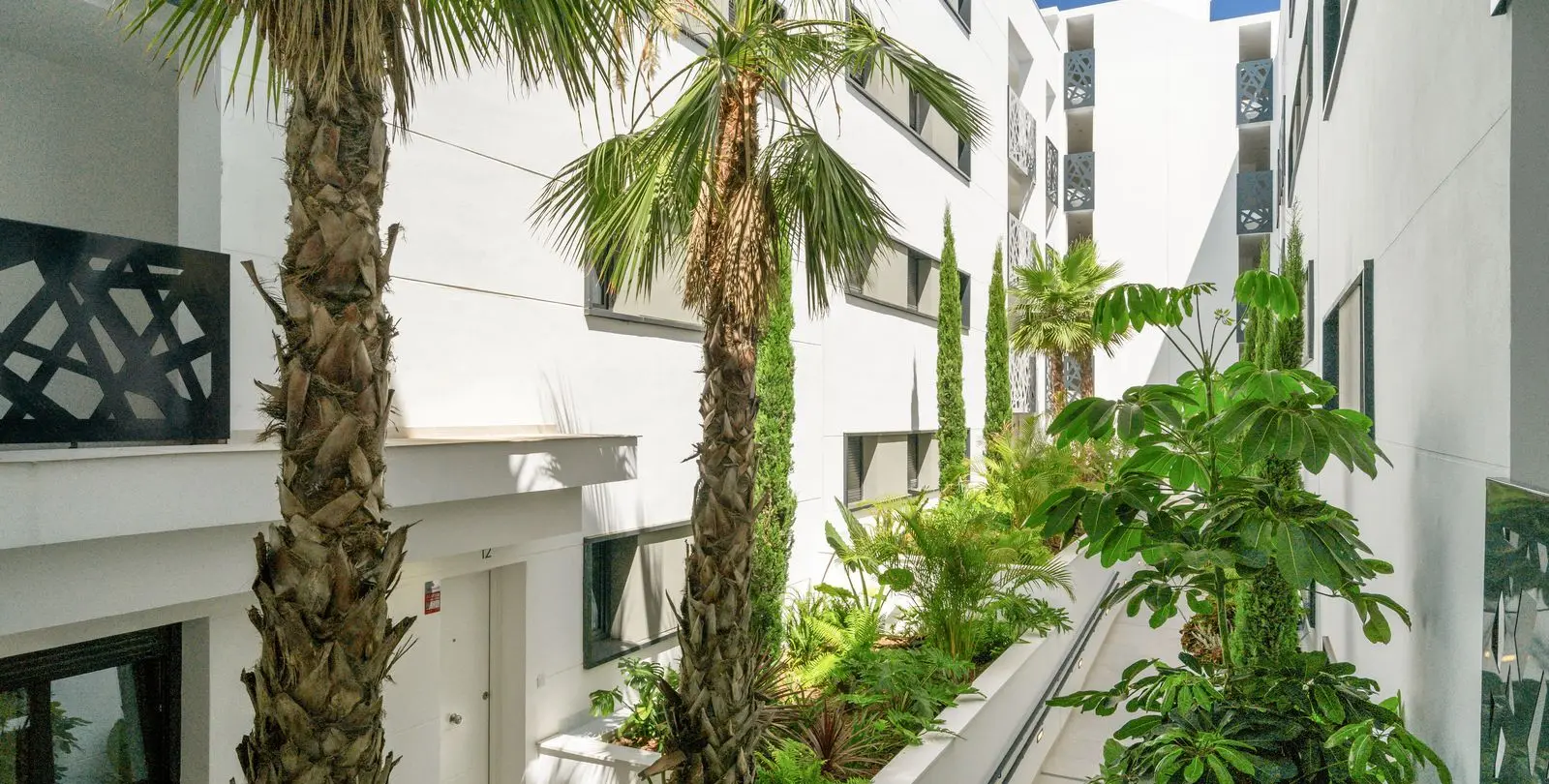 Sale of middle floor apartment in Estepona 24