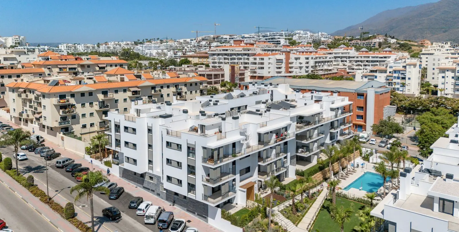 Sale of middle floor apartment in Estepona 28
