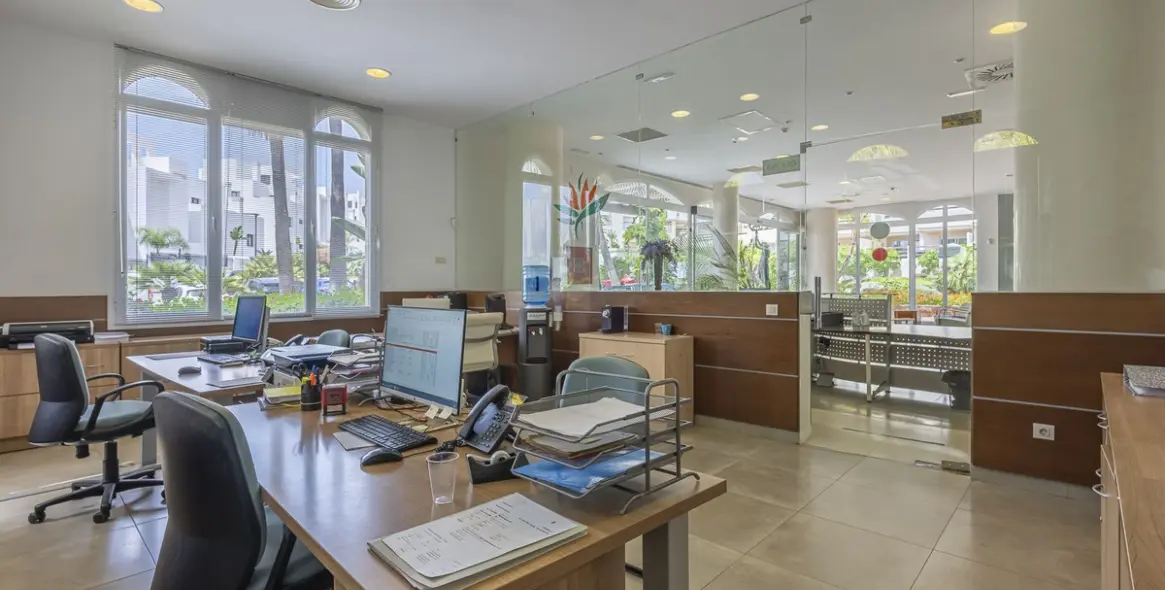 Продажа коммерческого помещения в El Paraiso 27
