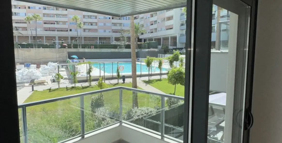Sale of middle floor apartment in Las Lagunas 12
