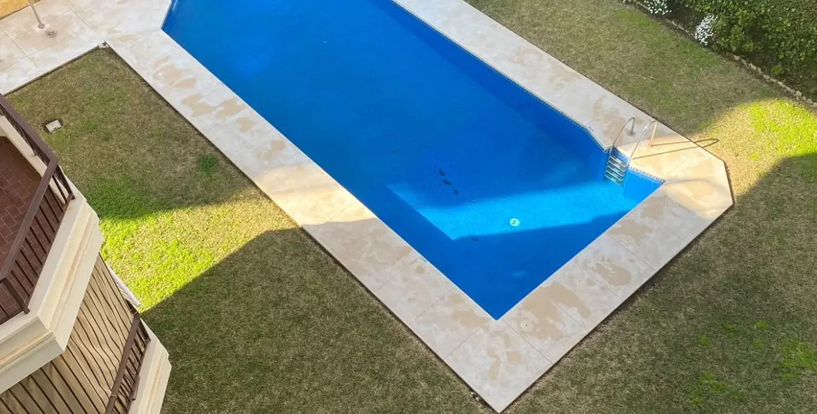 Venta de apartamento en planta media en Marbella 2