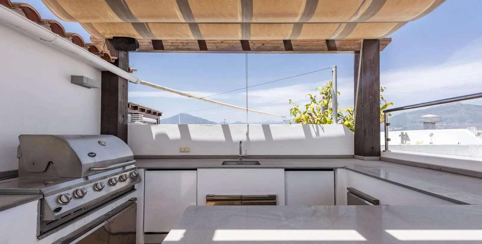 Sale of penthouse duplex in San Pedro de Alcántara 2