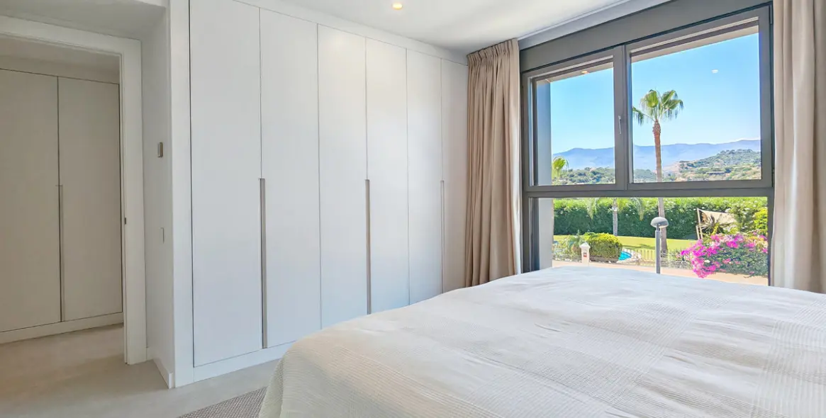 Venta de apartamento en planta media en Selwo 21