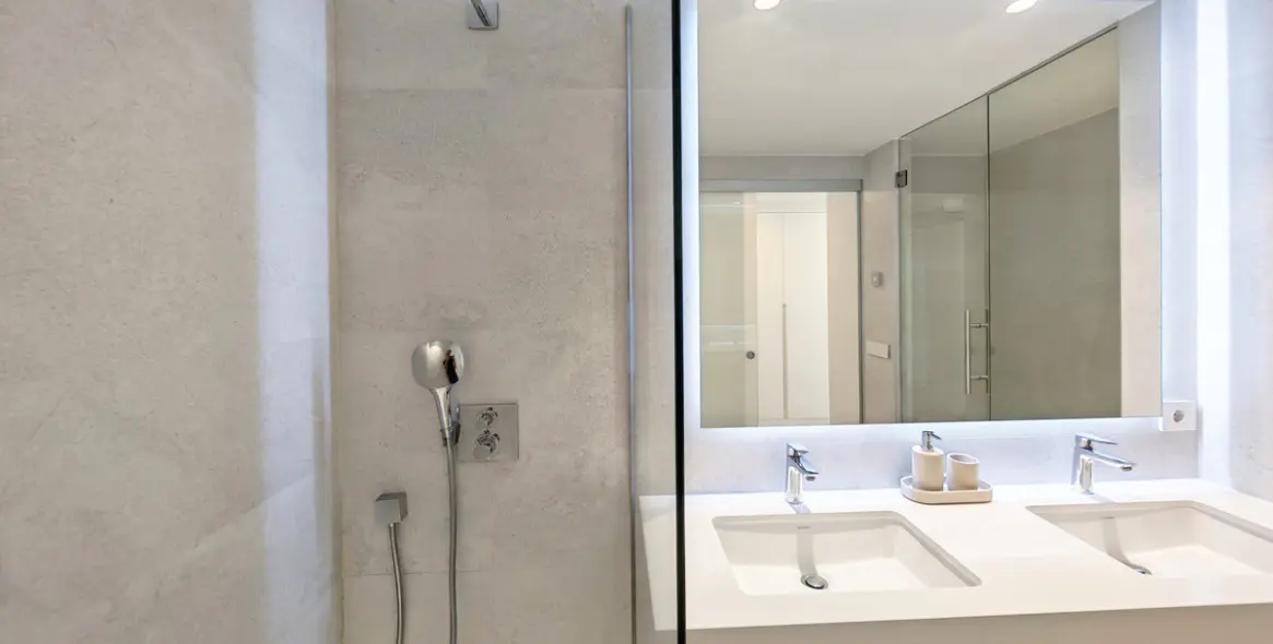 Venta de apartamento en planta media en Selwo 23
