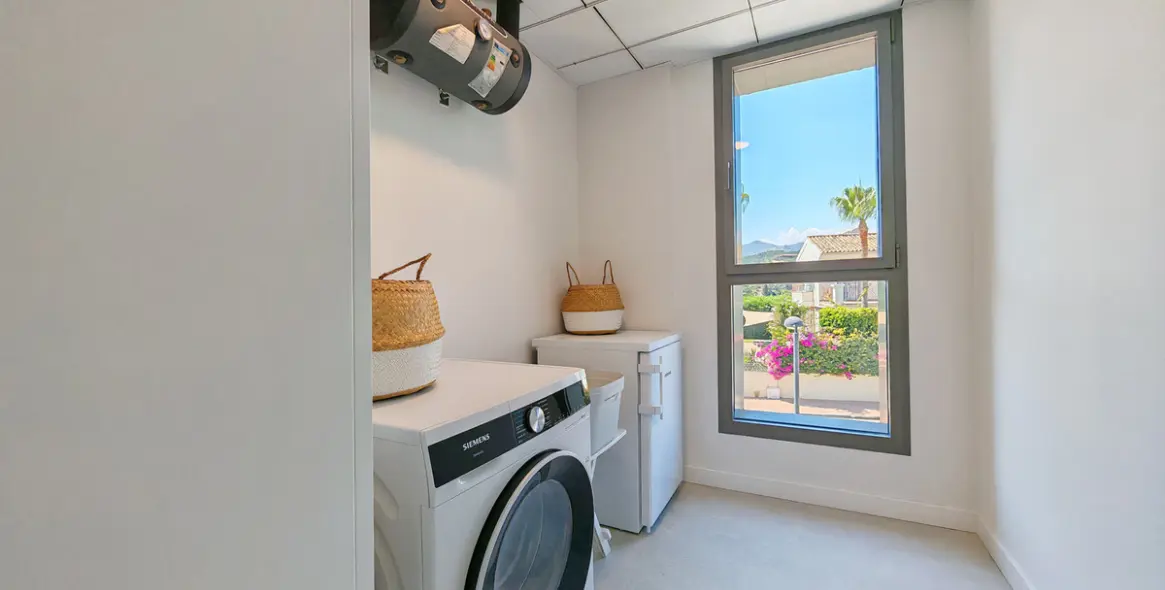 Venta de apartamento en planta media en Selwo 24