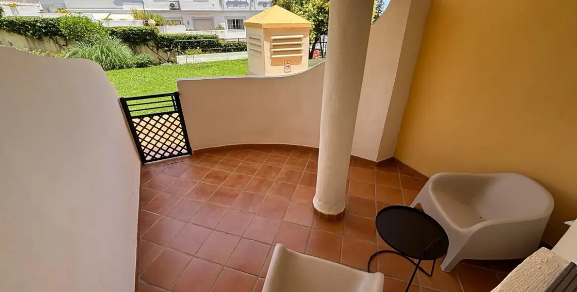 Venta de apartamento en planta baja en Aloha 45