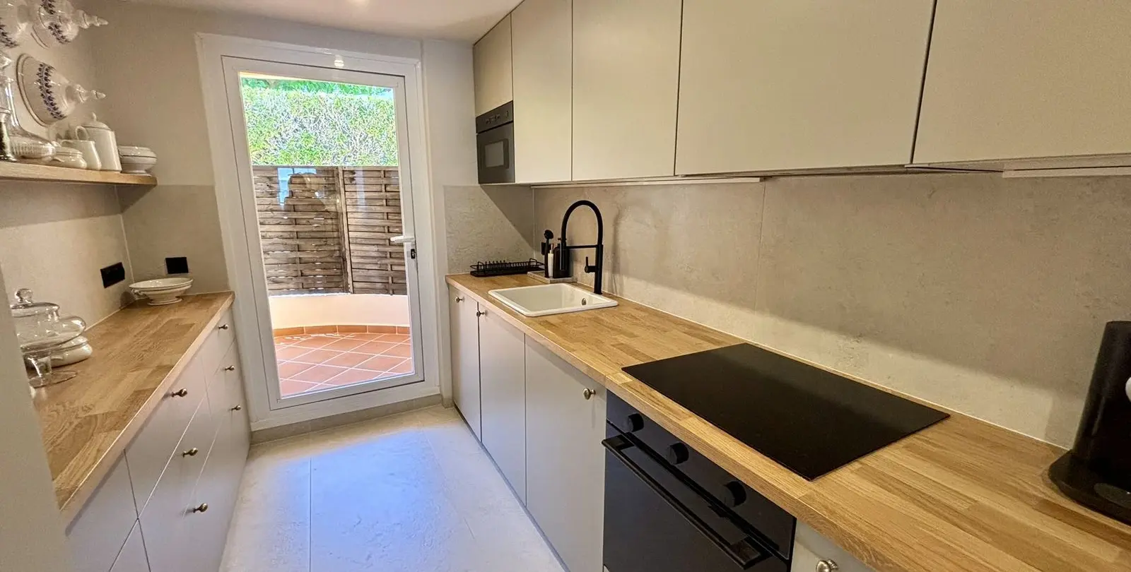Venta de apartamento en planta baja en Aloha 26