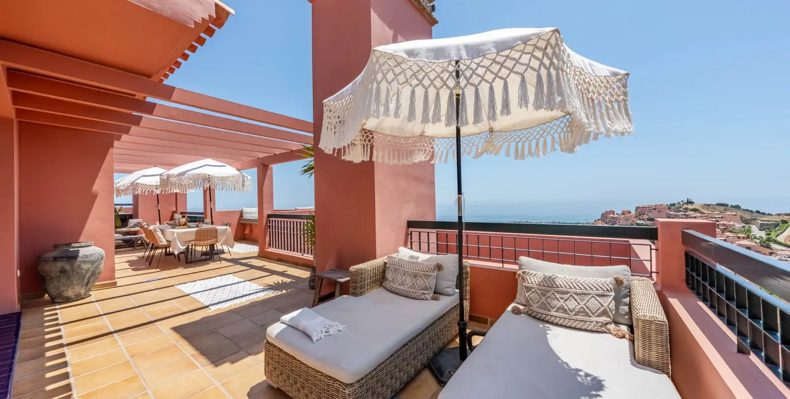 Sale of penthouse duplex in Calahonda 29