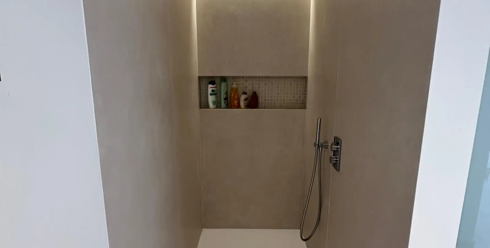 Alquiler a largo plazo de apartamento en planta media en Nueva Andalucía 11