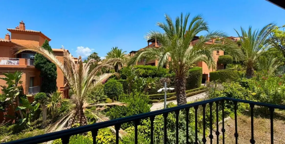 Short-term rent of middle floor apartment in Estepona 1