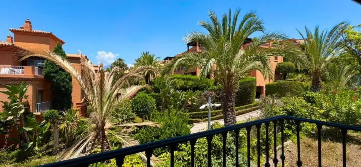 Short-term rent of middle floor apartment in Estepona 0