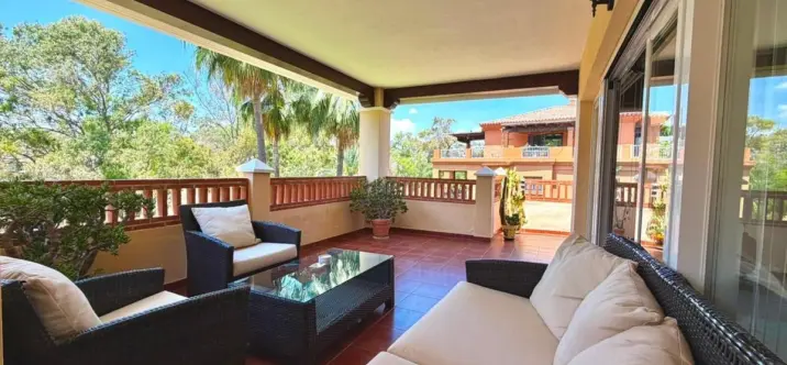 Short-term rent of middle floor apartment in Estepona 1