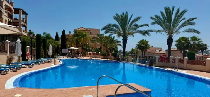 Short-term rent of middle floor apartment in Estepona 4
