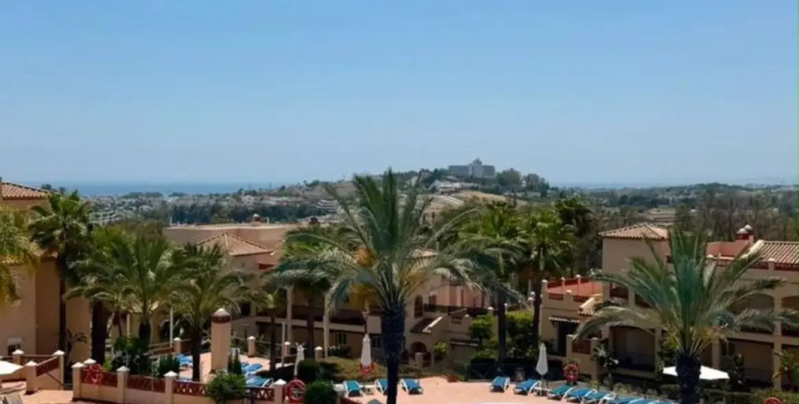 Short-term rent of middle floor apartment in Estepona 6