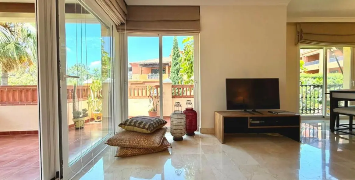 Short-term rent of middle floor apartment in Estepona 11