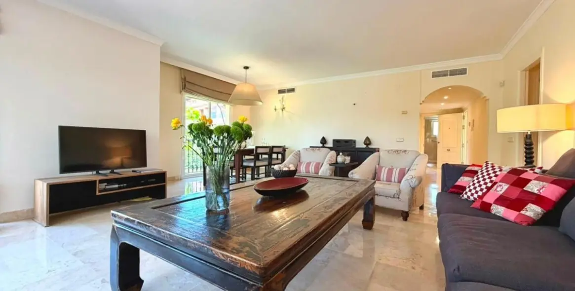 Short-term rent of middle floor apartment in Estepona 17