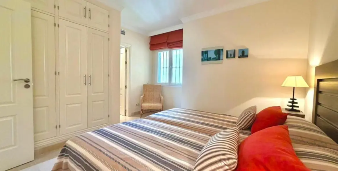 Short-term rent of middle floor apartment in Estepona 21