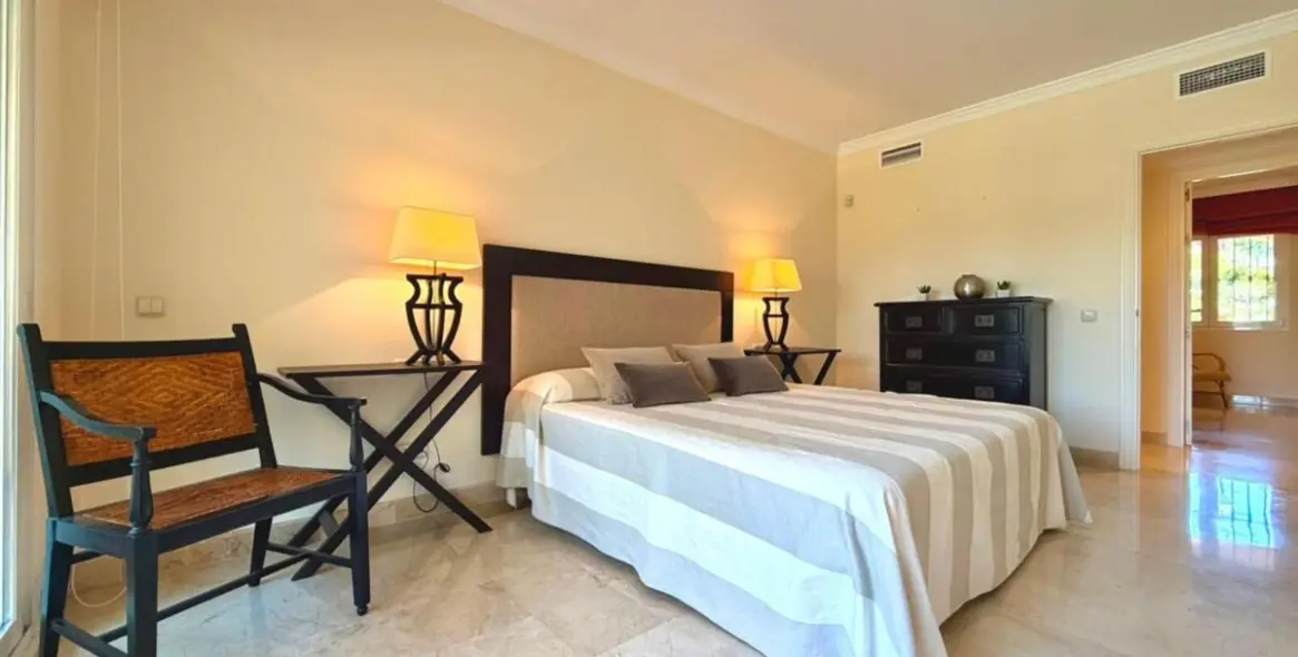 Short-term rent of middle floor apartment in Estepona 23