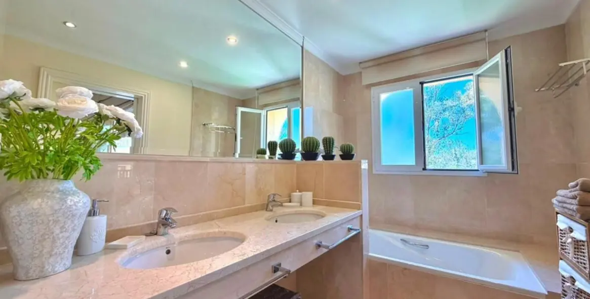 Short-term rent of middle floor apartment in Estepona 25